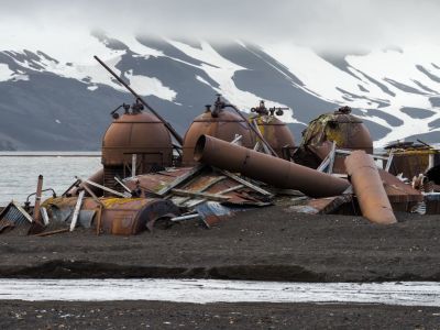 Überbleibsel aus der Walfangzeit auf Deception Island, Südshetlandinseln (© Vreni & Stefan Gerber)