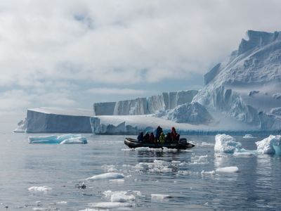 Zodiac-Rundfahrt bei Gourdin Island im Norden der antarktischen Halbinsel. (© Vreni & Stefan Gerber)