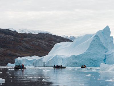 Zodiac-Bootstour zu den Eisbergen in Ostgrönland. (© Vreni & Stefan Gerber)