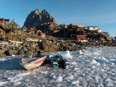 Hinter dem Ort Uummannaq  erhebt sich unübersehbar der 1.175m hohe 