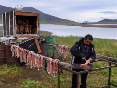 Ein Tschuktsche trocknet seinen Fisch. (© Vreni und Stefan Gerber)