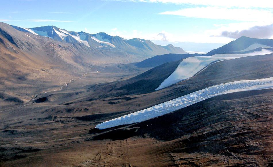 Die Trockentäler liegen nahe beim McMurdo Sound in der antarktischen Rossmeerregion. Sie gelten als eine der trockensten und lebensfeindlichsten Plätze des Planeten. Obwohl mehrere Gletscher in die Täler fliessen, gibt es praktisch kein Wasser. Bild: Oceanwide Expeditions