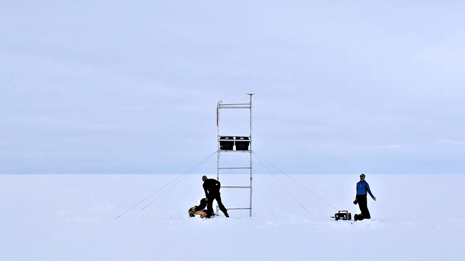 Das Team hatte Messinstrumente aufgestellt, um seismische Wellen durch das Eis zu senden und ein Bild zu erhalten, was unter dem Eis liegt. Diese Wellen konnten ohne Mühe das mehrere Kilometer dicke Eis durchdringen. Bild: AAD / Ben Galton-Fenzi