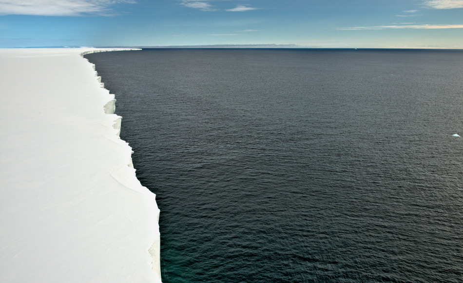 Eisschelfe wie das riesige Rosseisschelf ragen viele hundert Kilometer weit ins Südpolarmeer. Immer wieder brechen davon gigantische Stücke ab, die dann als Tafeleisberge über das Meer treiben und Fotografen erfreuen. Bild: Michael Wenger