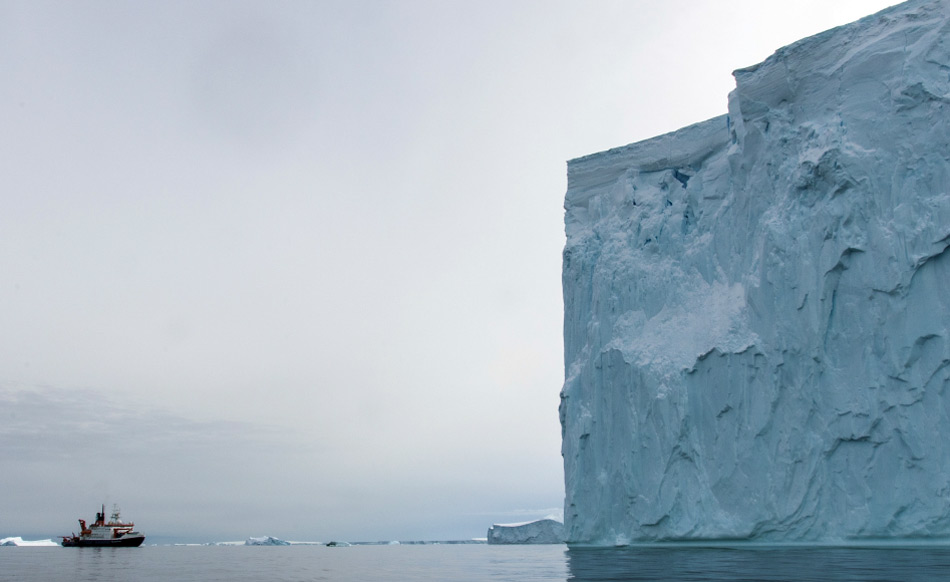 Die massiven Klötze aus Eis werden aufgrund ihrer Grösse häufig von unterseeischen Hindernissen aufgehalten und schmelzen langsam von allen Seiten. Dann brechen sie auseinander und driften meist weiter. Bild: Tomas Ronge