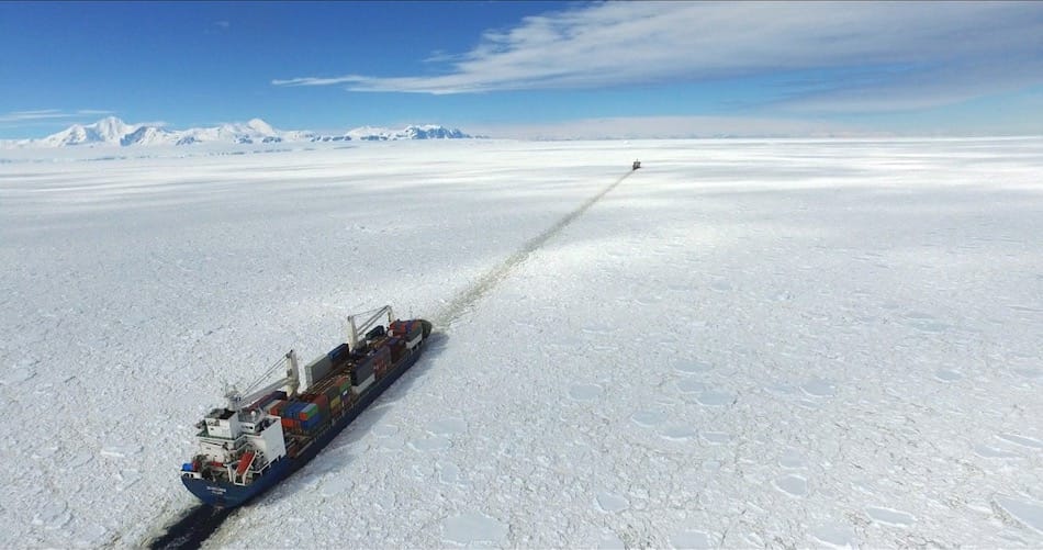 Um sicher durch das Meereis nahe der Station zu gelangen, geleitete die RSS Ernest Shackleton den Frachter (vorne) und bahnte einen Weg durch das einjährige Meereis. Bild: A. Cziferszky@BAS