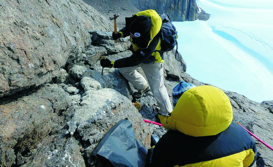 Mitarbeiter Marcus Salton meisselt ein Stück Mumijo vor einer Bruthöhle in den Masson Bergen nahe der Station Mawson, Ostantarktis. Bild: Marcus Salton