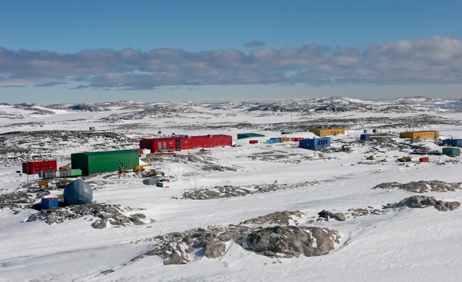 Die australische Station Casey liegt im Wilkes Land in der Ostantarktis. Im Sommer leben hier etwa 150 Leute, im Winter etwa 16 – 20. Der in der Nähe liegende Wilkes Airdrome ist eine wichtige Lebenslinie der Australier. Bild: Graham Denyer