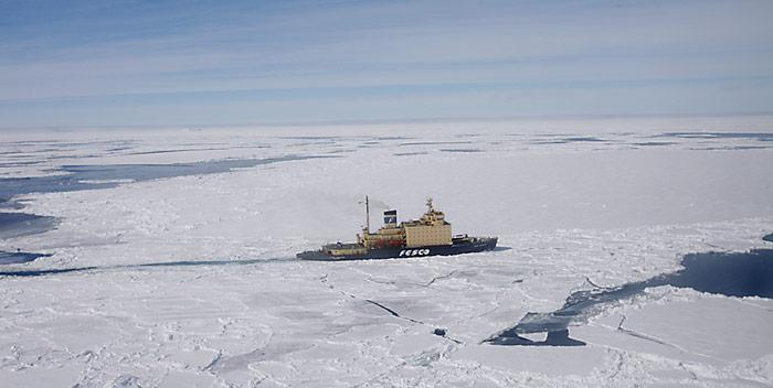 PolarNEWS_Russischer_Eisbrecher_im_Eis_eingeschlossen_Kapitan-Khlebnikov-im-Eis