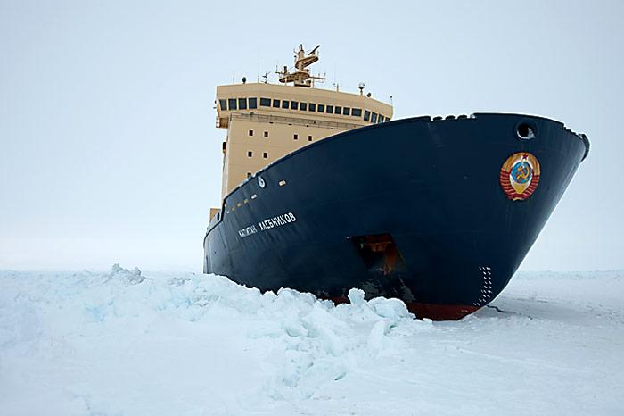 PolarNEWS_Russischer_Eisbrecher_im_Eis_eingeschlossen_Kapitan-Khlebnikov