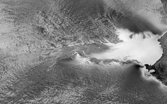 Der Lambert Gletscher in der Ostantarktis ist mit 420 km Länge und 90 km bis 130 km Breite der längste und grösste Gletscher der Erde.