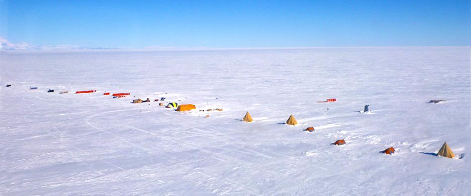 Die Installation liegt ca. 800 km von McMurdo entfernt und wurde innerhalb zwei Wochen mit dreizehn Traktoren herangeschafft.