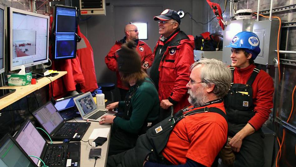 Die vom NIU Science Team entwickelten Zentrale und Labors erfassen beim Einsatz im subglazialen Whillans See und der Probenahme von Sedimenten Echtzeit-Daten.