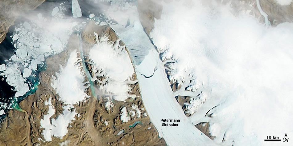 Am 5. August 2010 erlangte der Petermann Gletscher internationale Aufmerksamkeit, als es an seiner Zunge zum grössten Eisabbruch in der Arktis seit 1962 kam. Ein 260 km² grosser Eisberg brach ab und driftete ins offene Meer.