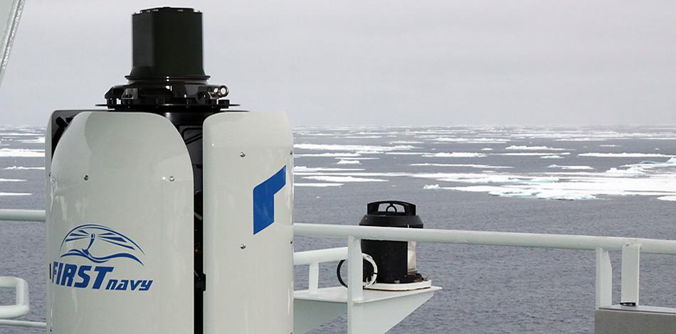 Der «FIRST Navy» Wärmebildgeber wurde im Krähennest der «Polarstern» in einer Höhe von ca. 28 Metern über dem Wasser auf einer hochstabilisierten Plattform installiert. Hier weht der Wind häufig mit Sturmstärke während die Temperaturen auf bis zu -30 Cel. sinken können. Beides stellt höchste Anforderung an das System. Foto: Lars Kindermann, AWI