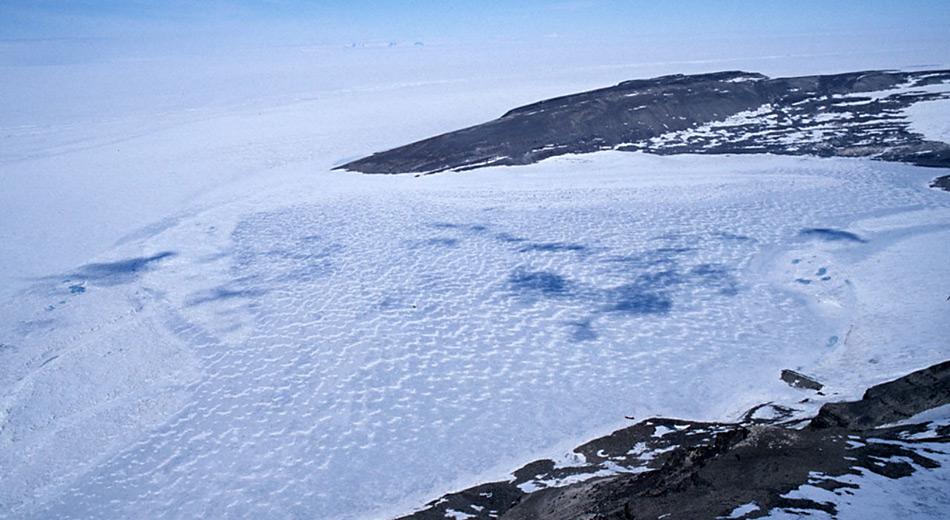 Unter dem Eis liegt der 2 km lange, 1,5 km breite und 93,4 m tiefe Hodgson-See und dürfte mehr als 100'000 Jahre von der Aussenwelt abgeschnitten sein.