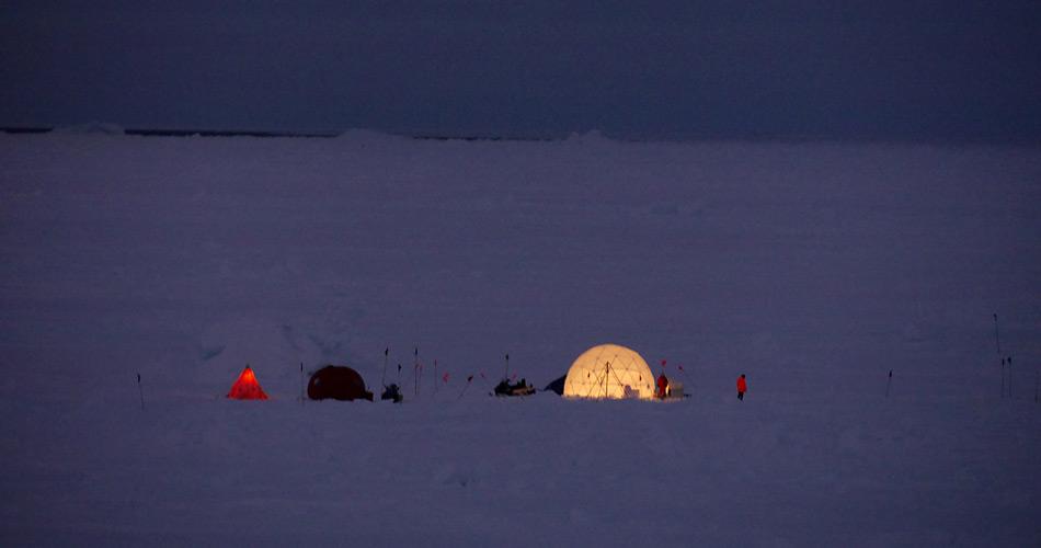 Polarstern hatte für etwa zehn Tage an einer grossen Eisscholle festgemacht. Mehrere Zelte dienten als Basis für Tauchgänge der Forschungstauchgruppe und des ROV. Foto: Jürg Güttlicher, AWI