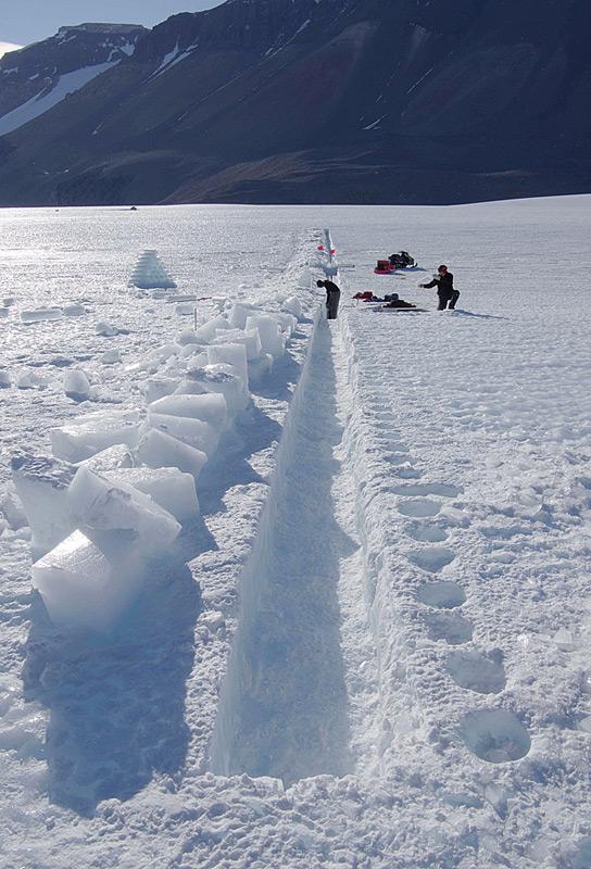 Das Eis zum Schmelzen wird aus einem Graben genommen. Weil die obersten Schichten mit Staub und Schmutz kontaminiert sind, wird erst das Eis aus 1 Meter Tiefe untersucht. © Hinrich Schaefer