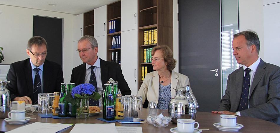 Dr. Uwe Nixdorf (Verwaltungsdirektor AWI), Roland Pallutz (kaufmännischer Geschäftsführer F. Laeisz), Prof. Karin Lochte (Direktorin AWI), Nikolaus Schües (geschäftsführender Gesellschafter F. Laeisz). Foto: Folke Mehrtens, AWI