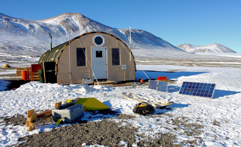 Feldlager am Fryxellsee in den McMurdo Trockentälern in der Antarktis (Foto: Eli Duke, via Wikipedia).