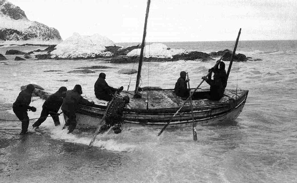 Da die Chancen einer zufälligen Rettung sehr gering waren, entschloss sich Shackleton gemeinsam mit dem Kapitän der «Endurance», Frank Worsley, und vier weiteren Leuten mit der «James Caird», nach dem circa 1500 km entfernten Südgeorgien zu segeln.