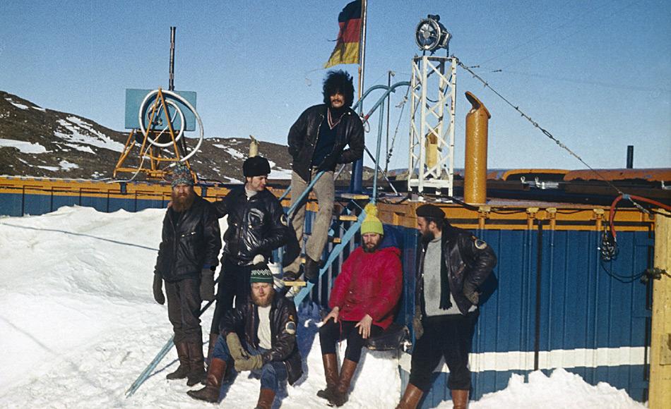 Das erste Überwinterungsteam: Günter Stoof (oben stehend), (v.l.n.r) Hans Fischer, Wolfgang Probst, Hartwig Gernandt (sitzend), Werner Passehl, Wolfgang Teschner. Foto: AWI