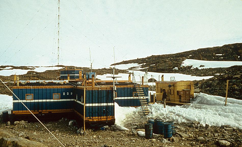 Die Georg-Forster-Station in der Schirmacher-Oase. Diese ist ein 25 km langes und bis zu 3 km breites, schnee- und eisfreies Hügelplateau mit über 100 Süsswasserseen. Foto: AWI