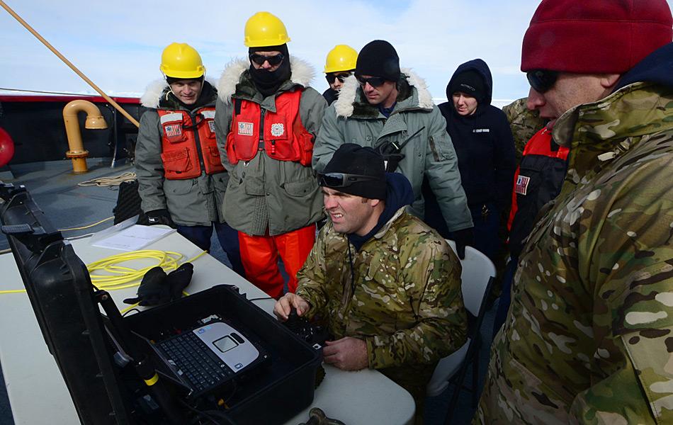 Bill Glenn, ein Techniker und Mitglied des militärischen Tauchteam an Bord des Küstenwachschiffes «Polar Star», bedienen das ferngesteuerte U-Boot zur Inspektion der Propeller der «Antarctic Chieftain» (Foto: U.S. Coast Guard / George Degener)