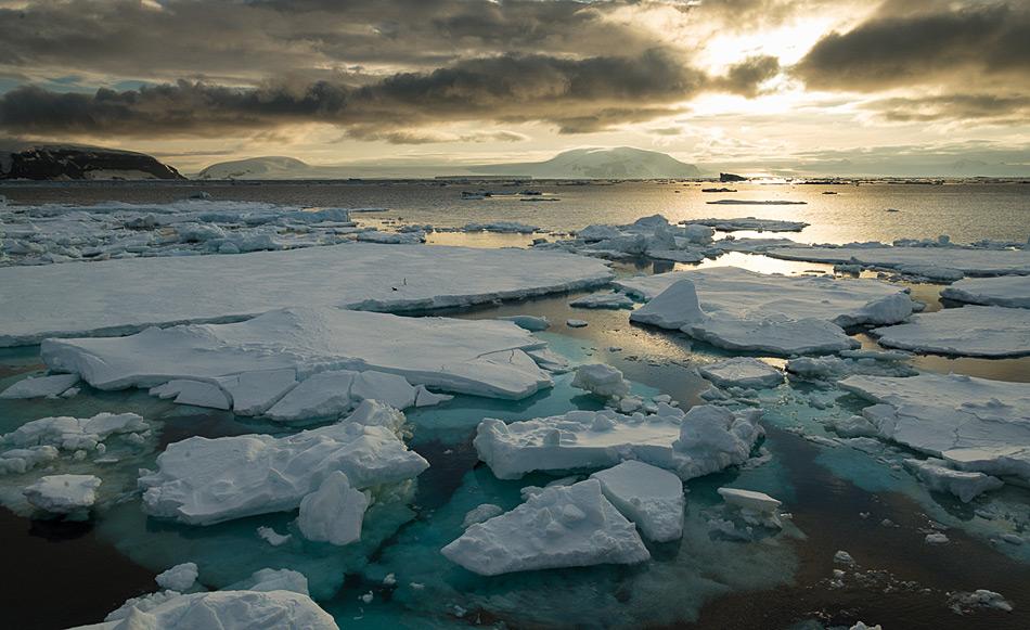 Meereis kommt in vielen Variationen vor und macht das Navigieren für die meisten Schiffe schwierig. Alter, Dicke und Beschaffenheit des Eises bestimmen, ob ein Schiff ins Packeis fahren kann oder nicht. Bild: Katja Riedel