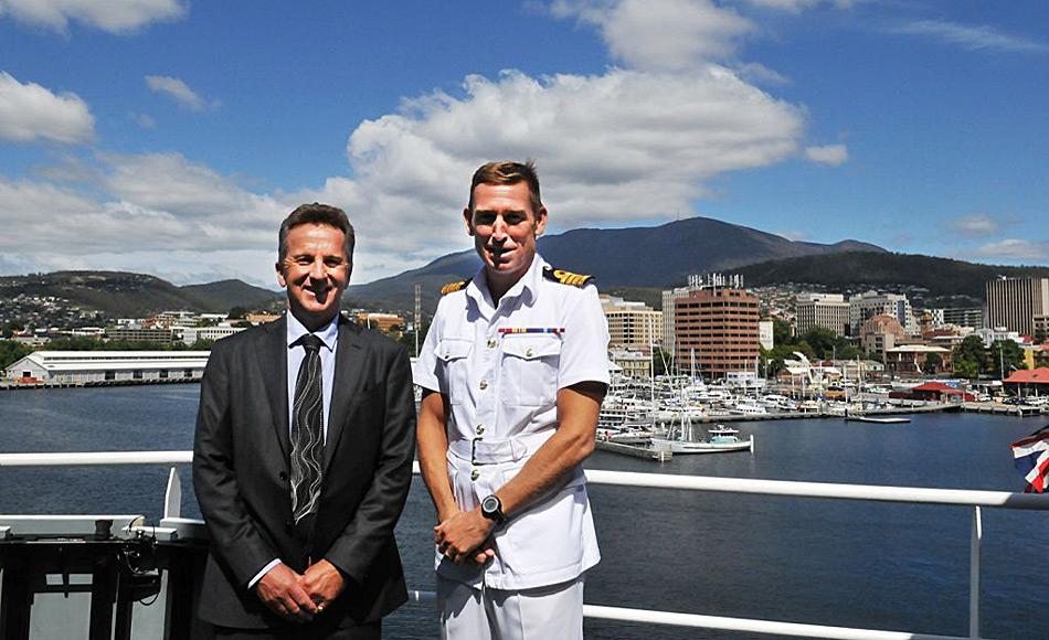 Dr. Nick Gales, Direktor der Australian Antarctic Division, begrüsst den kommandierende Offizier und Kapitän der HMS Protector Rory Bryan in Hobart. Foto: AAD