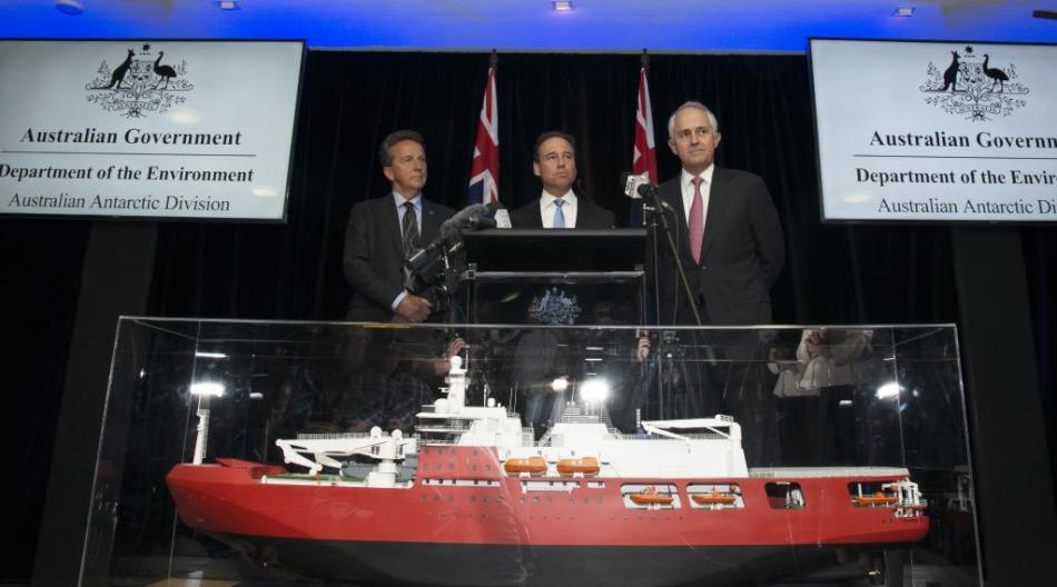 L-R: Antarctic Division Director Dr. Nick Gales, Umweltminister Greg Hunt und Premierminister Malcolm Turnbull mit dem Modell des neuen australischen Eisbrechers. (Foto: Jenni Klaus)