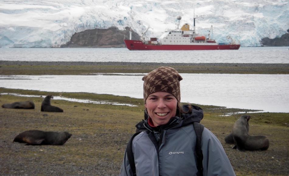 Dr. Jan Strugnell, Leiterin des Wikibomb-Projektes bei der argentinischen Station Carlini und der James Clark Ross im Hintergrund. Photo: Ira Cooke