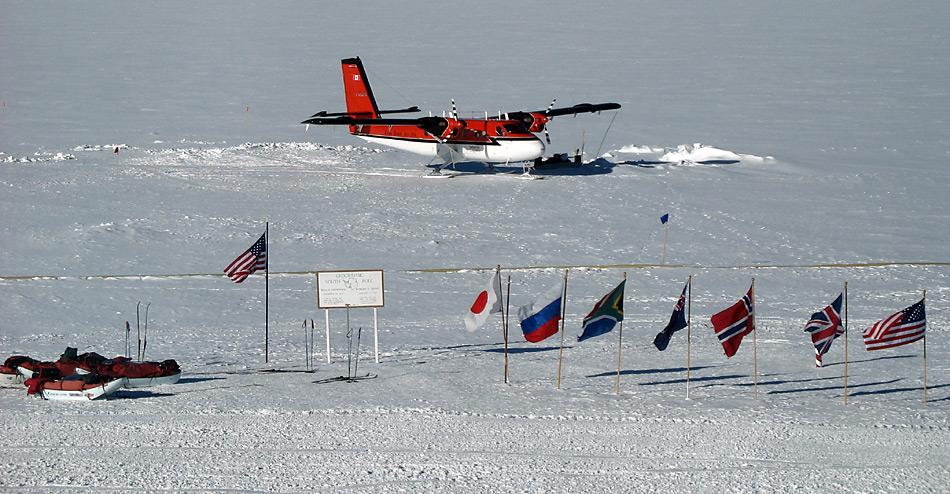 Eine Twin Otter der «Kenn Borek Air» am Südpol. Im Winter 2012/23 waren insgesamt 14 Flugzeuge der kanadischen Gesellschaft in der Antarktis im Einsatz.