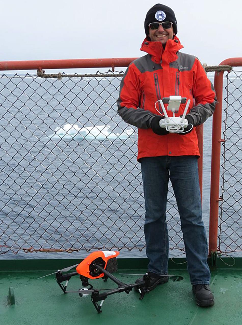 Der Leiter der Australian UAV, James Rennie, bereitet die Drohne für ihren Start vom Hinterdeck der Aurora Australis vor.