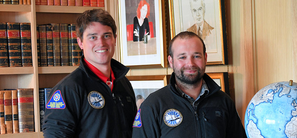 Die beiden Forscher Dr. Michael Moloney (links) und Dr. Matthew Ayre (rechts) strahlen ob ihrem Fund. Diesewr könnte helfen, mehr über den Walfang in der Arktis zu verstehen. Bild: Javier Frutos, Canadian GeographicQuelle: Heath McCoy, Universität Calgary