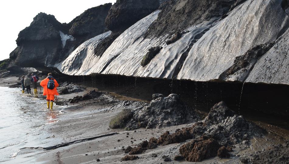 Der vereiste sibirische Untergrund ist hier besonders tief ausgehöhlt. Das den Küstenhang hinunterlaufende Schmelzwasser ist ein deutlicher Indikator für die abtragende Wirkung der taubedingten Küstenerosion Foto: M.N. Grigoriev, AWI