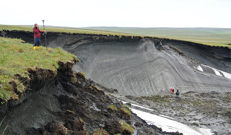 Die AWI Wissenschaftlerin Stefanie Weege nimmt die GPS-Koordinaten der Kante der Klippe auf Herschel Island auf. So können die Daten aus verschiedenen Jahren verglichen werden. Foto: Boris Radosavljevic, AWI