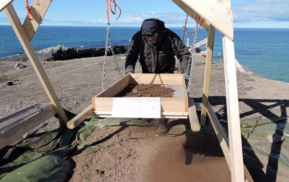 Es scheint eher wie eine Szene aus der CSI-Krimiserie, wenn Forscher Unmengen von Sand auf der Suche nach Spuren durchsieben. Sie suchen nach Hinweisen auf die Todesursache von mehreren Menschen, die auf der Insel gefunden wurden. Bild: Meteorologische Station Bjørnøya