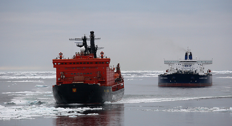 Der Öltanker «Vladimir Tikhonov» (IMO 9311622) im Schlepptau des Atomeisbrechers «50 Years of Victory» (IMO 9152959)