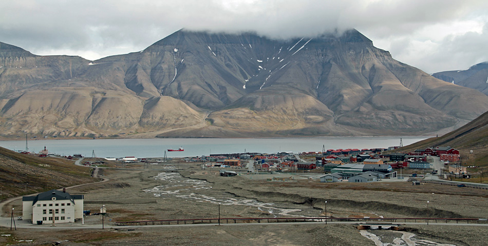 Der grösste Ort im von Norwegen verwalteten Inselarchipel ist Longyearbyen mit etwa 2‘000 Einwohnern. Er ist das auch das Verwaltungs- und Touristenzentrum Svalbards.