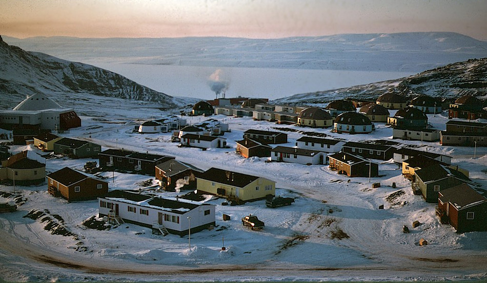 Nanisivik ist eine ehemalige Minenstadt in Nunavut, in der Blei und Zink bis ins Jahr 2002 abgebaut wurde. Sie liegt rund 20 Kilometer östlich von Arctic Bay, einem bekannten Ort auf der Nordwestpassage-Route der Kreuzfahrtschiffe.